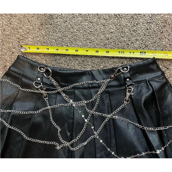 Forever 21 Black Pleated Faux Leather Chain Skirt Size M Goth - Picture 4 of 9